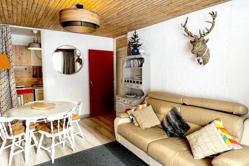 un salon avec un canapé et une table dans l'établissement Les Ecrins 3 - maeva Home - Appartement 2 pièces 5 personnes - Prestige MAE-6901, à Vars