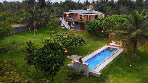 una vista aérea de una casa con piscina en Vanani By Jade - 6 BR pool villa, en Kumbalgod