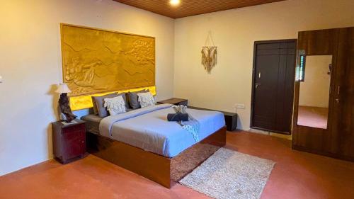 1 dormitorio con 1 cama con cabecero grande en Vanani By Jade - 6 BR pool villa, en Kumbalgod