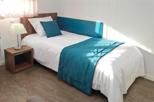Ένα ή περισσότερα κρεβάτια σε δωμάτιο στο Appart Hotel Odalys City Tours Le Jardin des Lettres