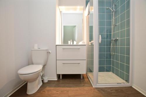 Ένα μπάνιο στο Appart Hotel Odalys City Tours Le Jardin des Lettres