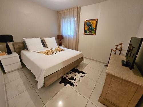 Ένα ή περισσότερα κρεβάτια σε δωμάτιο στο Petit Paradis à Bandol t4 piscine clim Parking Fibre Coffre-fort