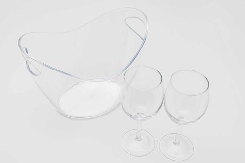 four wine glasses in the shape of a heart at Lions Mansion Shin-Osaka in Osaka
