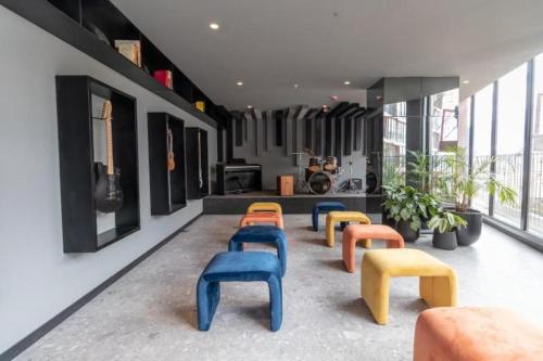 une pièce avec un tas de tabourets dans un bâtiment dans l'établissement Departamento Epic-Quito, à Hacienda Carolina