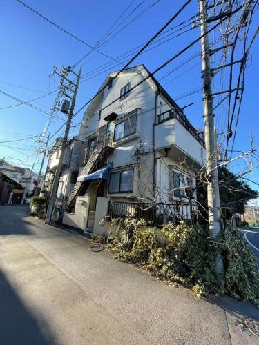 a large white building on the side of a street at 福島小月 in Niiza