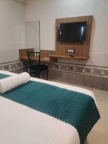 Ein Bett oder Betten in einem Zimmer der Unterkunft Sun Bright Residency Badlapur