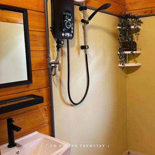 y baño con ducha y lavabo. en CH Durian Farmstay, en Melaka
