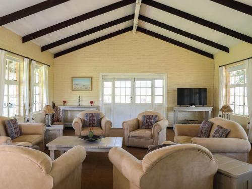 un grand salon avec des canapés et une télévision dans l'établissement Fountainhill Estate Accommodation, à Wartburg