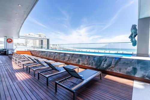 Bassein majutusasutuses Blaauwberg Beach Hotel või selle lähedal