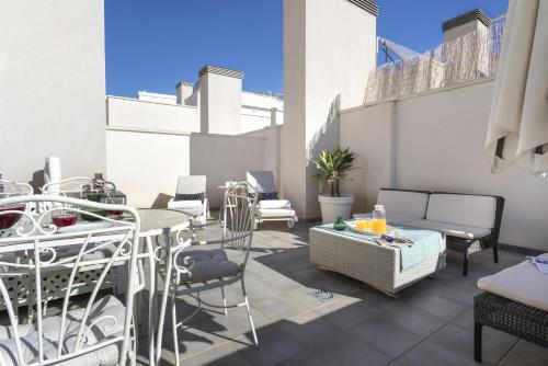 -MalagaSunApts-Terrace,Pool&Park