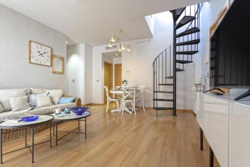 -MalagaSunApts-Terrace,Pool&Park