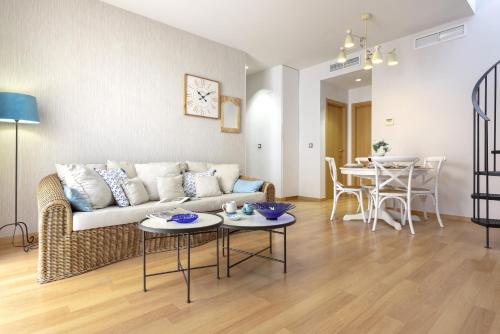 -MalagaSunApts-Terrace,Pool&Park