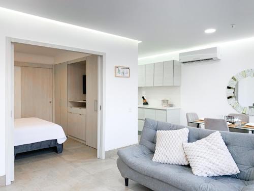 Una cama o camas en una habitación de Lujoso depa con vista a todo Guayaquil!