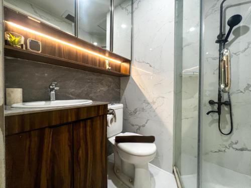 Koupelna v ubytování Well Furnished 1BR at Anderson Supermall Mansion Apartment By Travelio