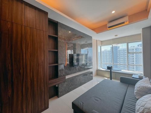 Postel nebo postele na pokoji v ubytování Well Furnished 1BR at Anderson Supermall Mansion Apartment By Travelio