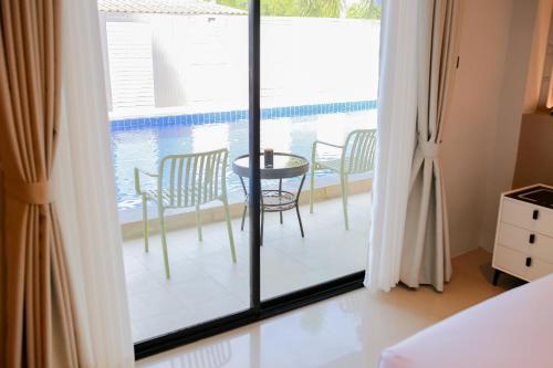 Cama o camas de una habitación en R2 Bed and Pool Kanchanaburi