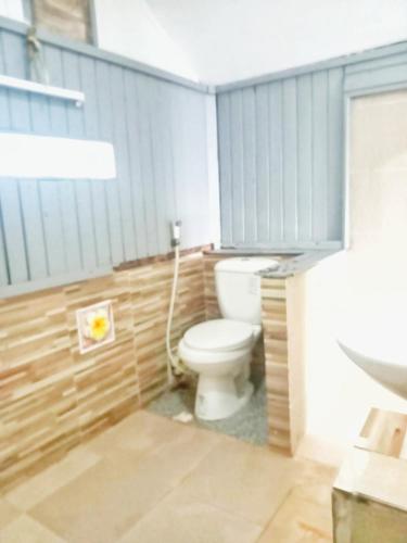 a bathroom with a toilet and a sink at Seasonsamed Resort in Ao Phutsa