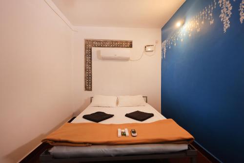 Postel nebo postele na pokoji v ubytování JK Residency
