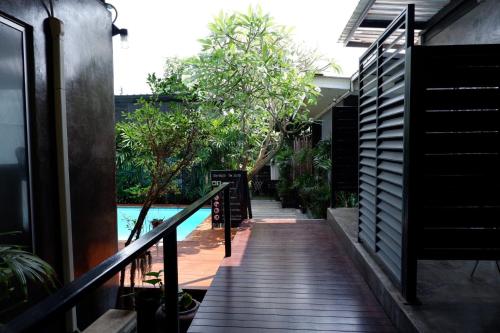 einen Holzsteg, der zu einem Pool in einem Haus führt in der Unterkunft แอทเกาะล้านรีสอร์ท in Ko Sak