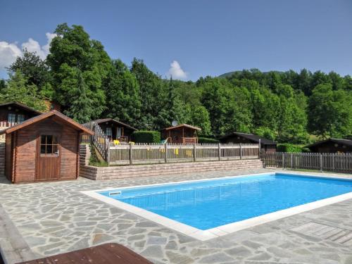 ein Pool in einem Garten mit einem Zaun in der Unterkunft Stura River Village RAFTING in Gaiola