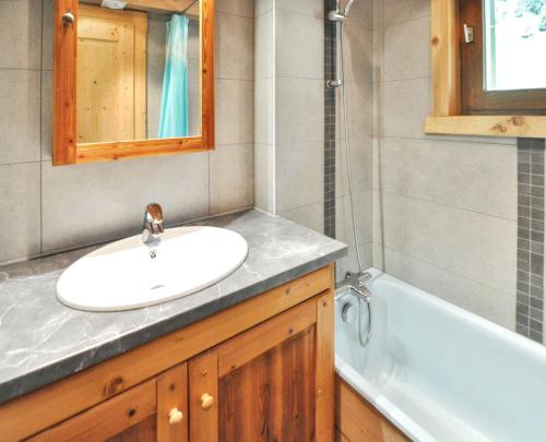 un baño con lavabo y bañera en Appartement lumineux à La Chapelle-d'Abondance, vue montagne., en La Chapelle-dʼAbondance