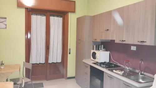 A kitchen or kitchenette at Spacious Apartment in Trapani + AC