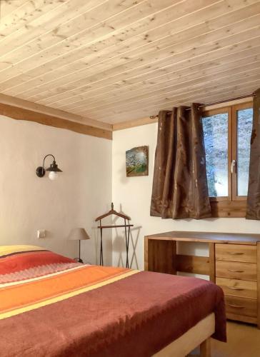 une chambre avec un lit et une fenêtre dans l'établissement Appartement confortable avec vue montagne à Peisey-Nancroix, à Peisey-Nancroix