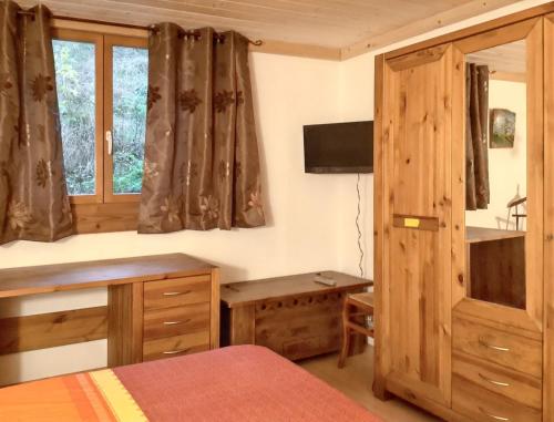 ペイゼ・ナンクロワにあるAppartement confortable avec vue montagne à Peisey-Nancroixのベッドと机と窓のある寝室