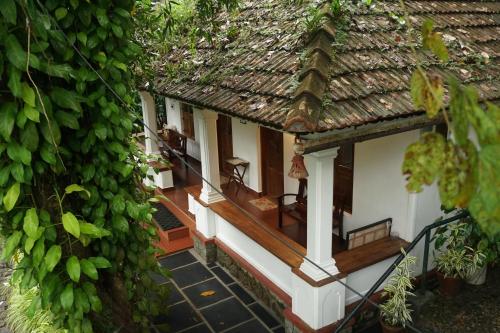 an external view of a house with a roof at Vanilla County in Vagamon