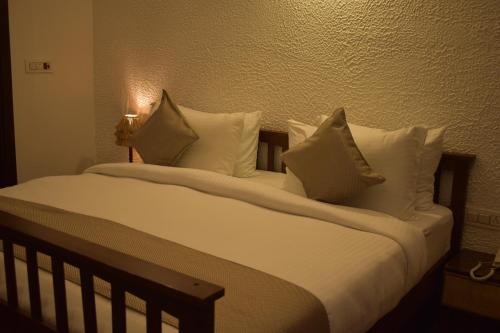 Postel nebo postele na pokoji v ubytování 3Acres Resorts Dehradun