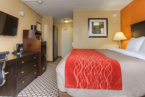 a hotel room with a bed and a television at Quality Inn & Suites Chattanooga-East Ridge in Chattanooga