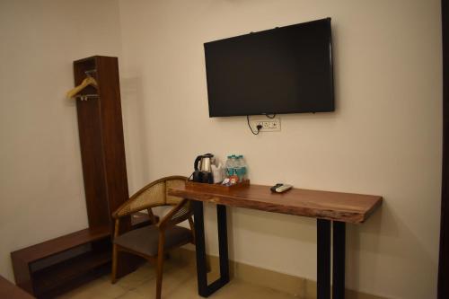 TV a/nebo společenská místnost v ubytování 3Acres Resorts Dehradun