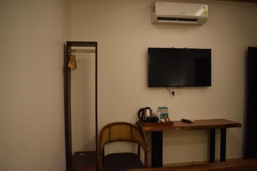 TV a/nebo společenská místnost v ubytování 3Acres Resorts Dehradun