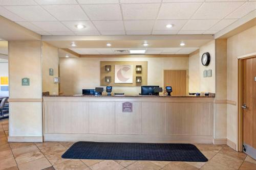 a lobby with a reception desk in a hospital at Comfort Inn & Suites Rawlins in Rawlins
