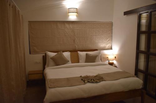 Postel nebo postele na pokoji v ubytování 3Acres Resorts Dehradun
