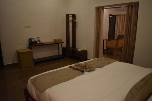 Postel nebo postele na pokoji v ubytování 3Acres Resorts Dehradun