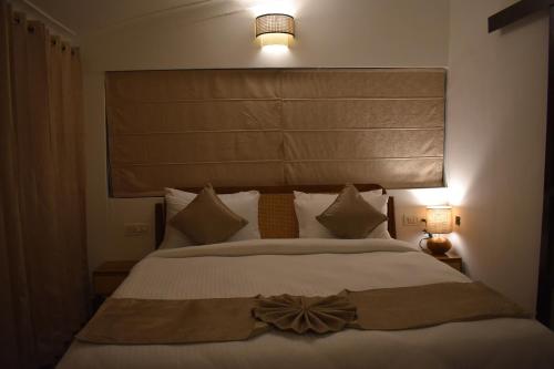 Postel nebo postele na pokoji v ubytování 3Acres Resorts Dehradun
