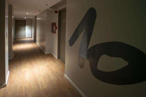 a hallway with a large number six painted on the wall at Brizo Neuquén in Neuquén