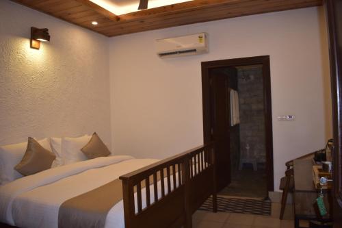 Postel nebo postele na pokoji v ubytování 3Acres Resorts Dehradun