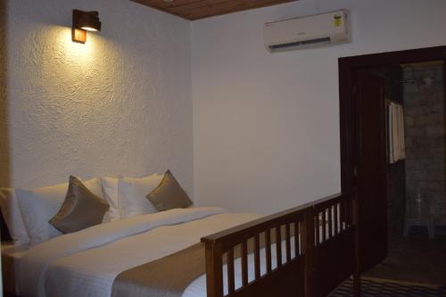 Postel nebo postele na pokoji v ubytování 3Acres Resorts Dehradun