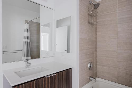 Ένα μπάνιο στο Blueground The Loop pool AC nr park CHI-1188