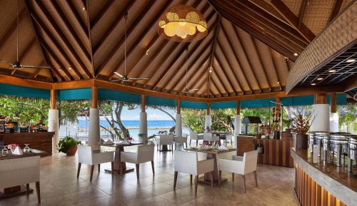 En restaurant eller et andet spisested på NH Maldives Kuda Rah Resort - Complimentary return Seaplane trips, meal upgrades & 25 percent off spa treatments