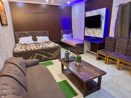 TV a/nebo společenská místnost v ubytování Hotel Jerry inn -Near Nizamuddun Railway Station