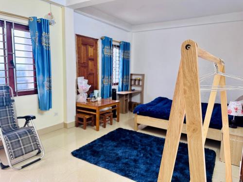 a bedroom with a bed and a desk and a chair at Homestay Núi Đá Tả Phìn in Sa Pa