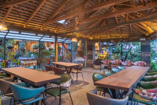 Nandini Villa Dharamshalaにあるレストランまたは飲食店