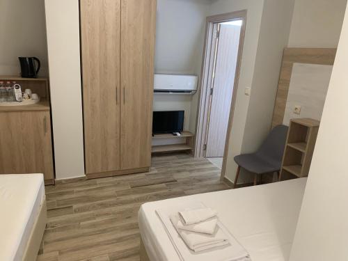 mały pokój z łazienką z umywalką i biurkiem w obiekcie Melia Mar w mieście Sozopol