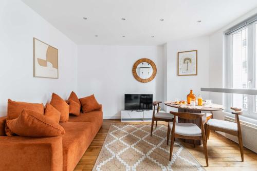 un salon avec un canapé et une table dans l'établissement Appartement Gare de reuilly - Paris 12 - 4p - FLAT-GUEST, à Paris