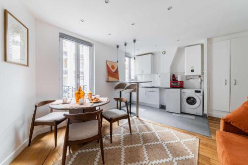 une cuisine et un salon avec une table et des chaises dans l'établissement Appartement Gare de reuilly - Paris 12 - 4p - FLAT-GUEST, à Paris