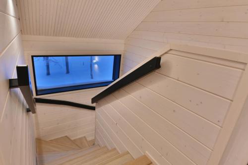 a small room with a window in a tiny house at Holiday Villa QUU C in Ylläs