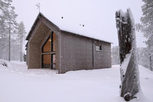 a small cabin in the snow with snow at Holiday Villa QUU C in Ylläs